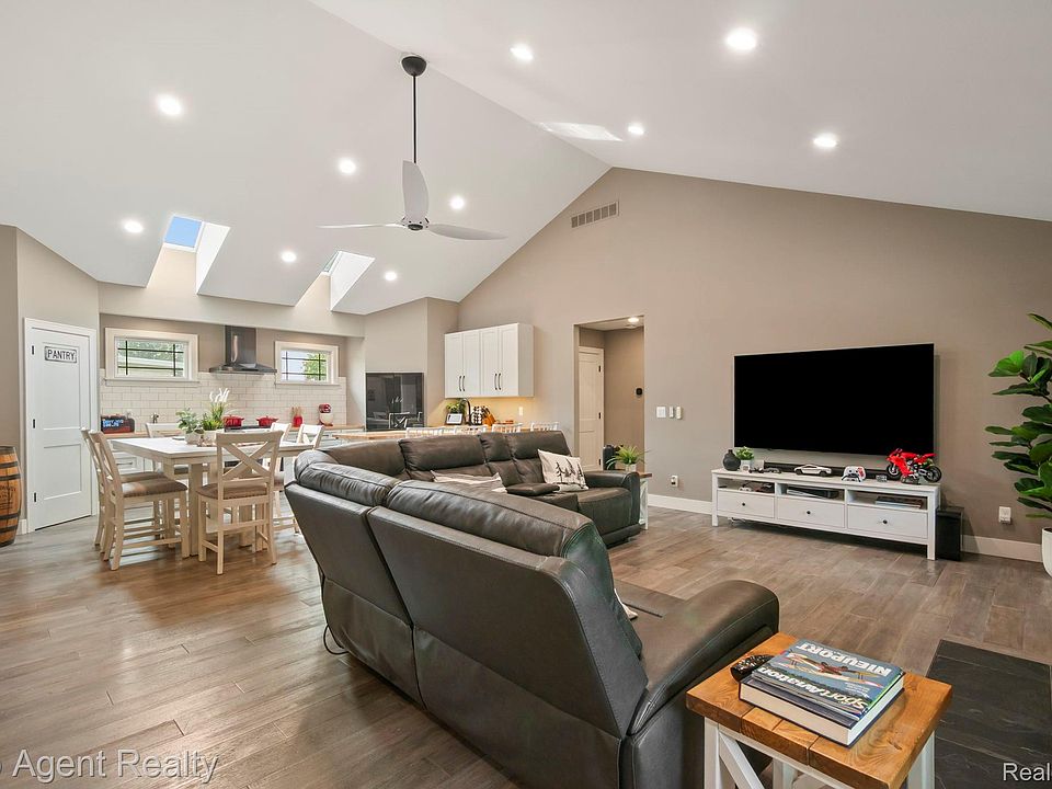 27593 Old Colony St, photo 7