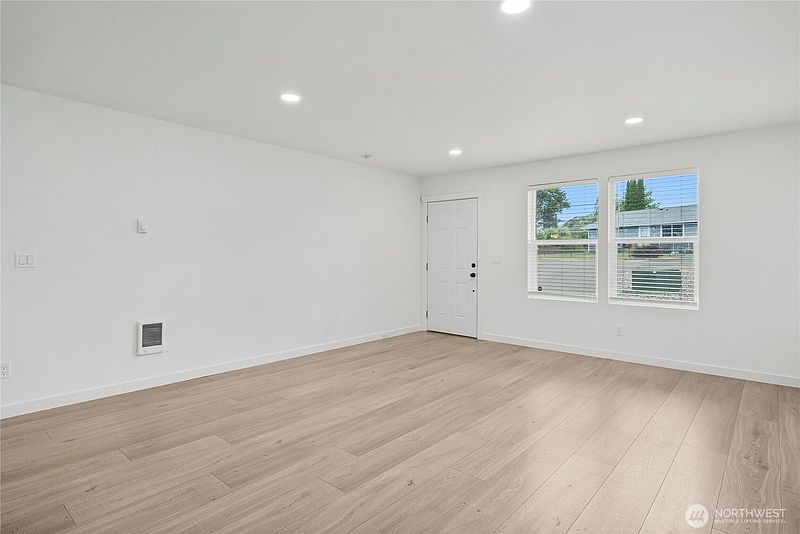 4th image of 521 W B St