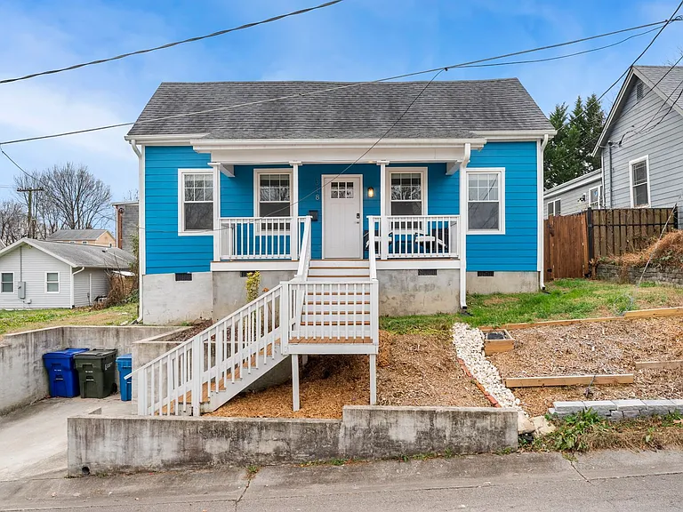318 Wake Pl — Photo 1