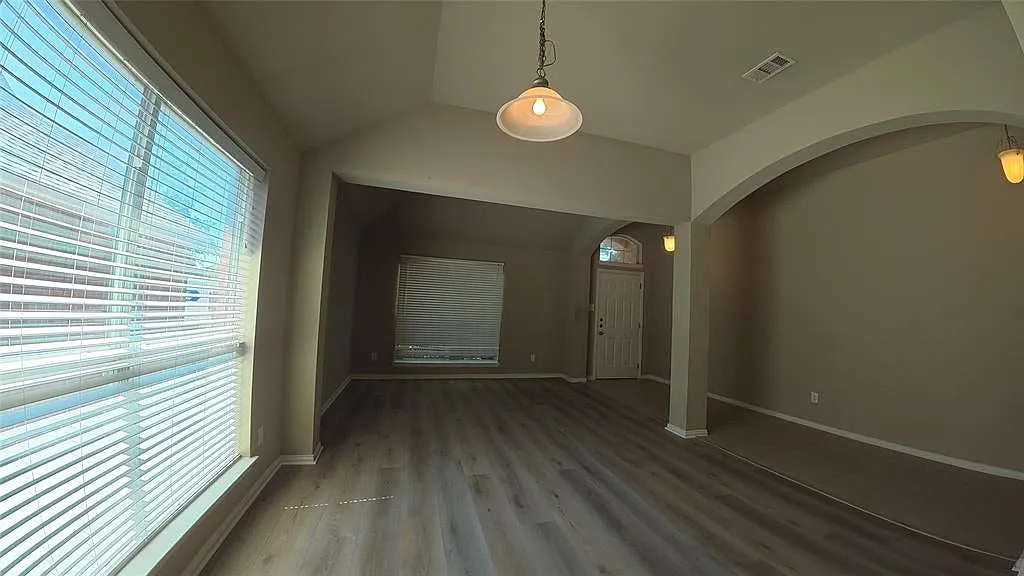 3 bed, 2091 sqft, $2,200 — Photo 3