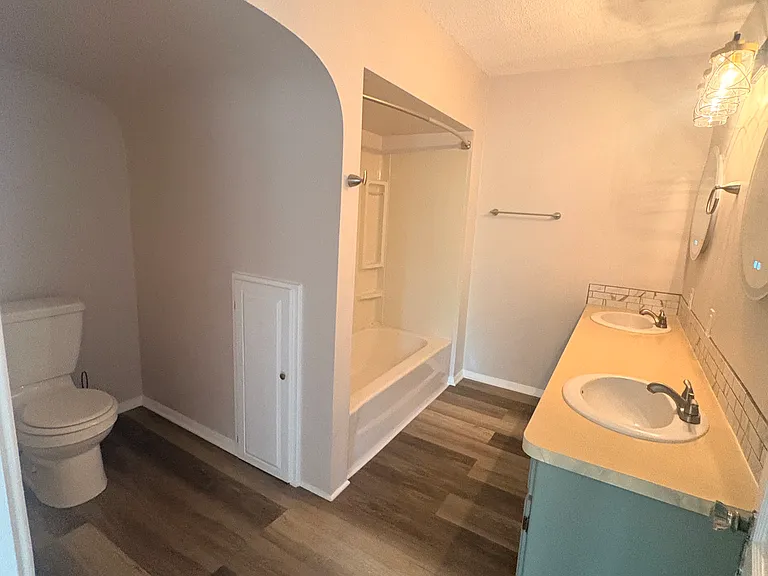 309 W Liberty St — Photo 8