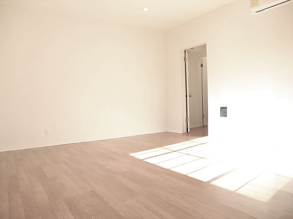 4th image of 1830 Corinth Ave #11A