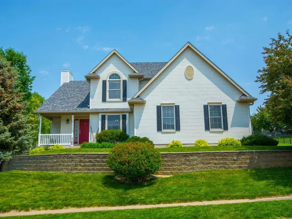 1199 Fox Hollow Ln, Le Claire, IA 52753