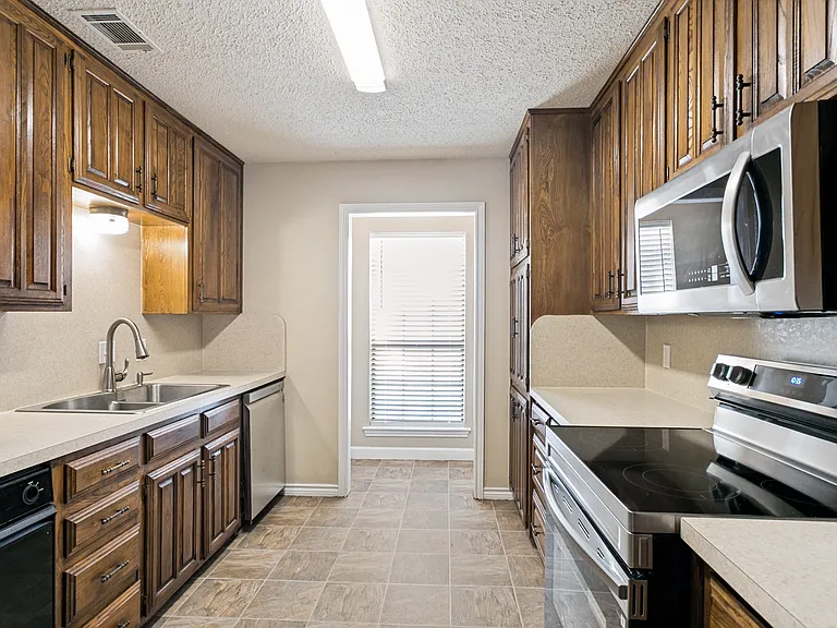 2306 Birchbrook Ct — Photo 5