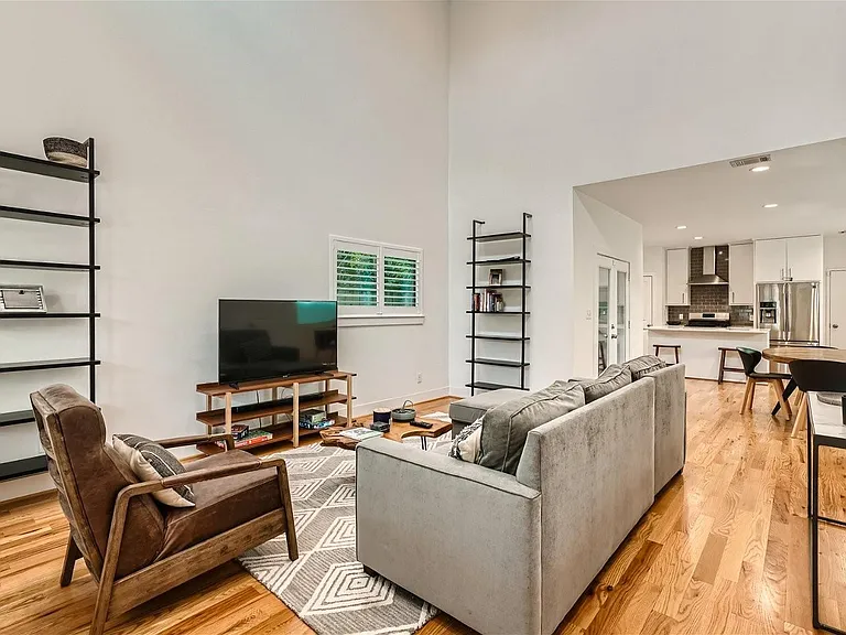 4916 McKinney St — Photo 3