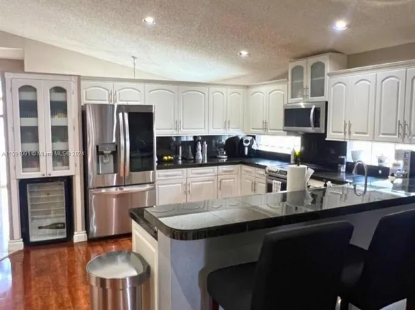 565 SW 181st Way, Pembroke Pines, FL 33029