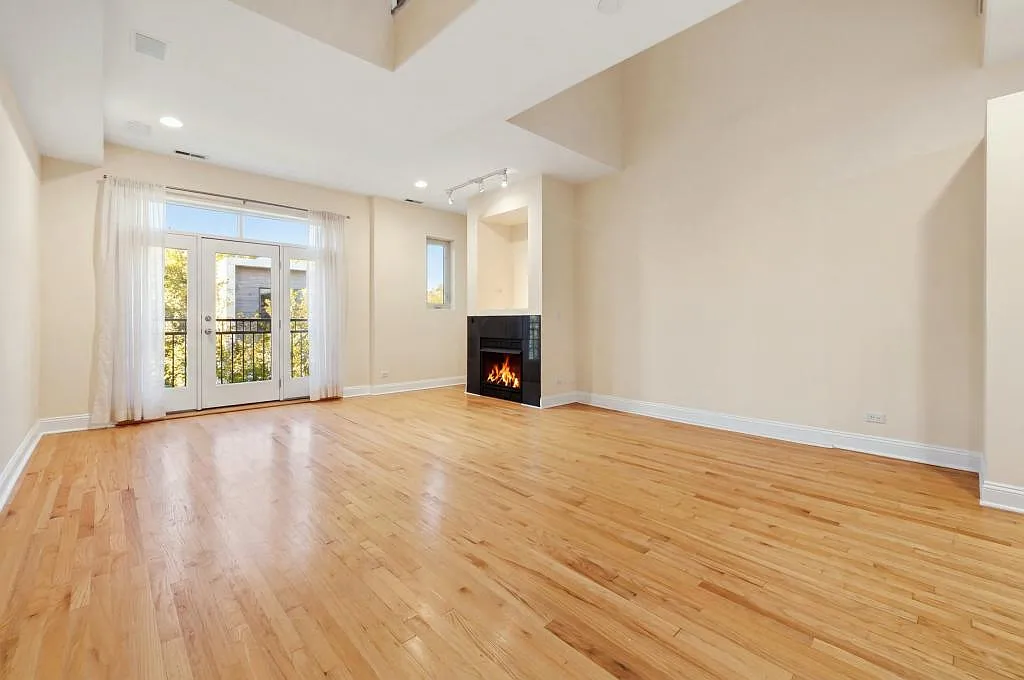 945 N Honore St, Unit 3 — Photo 2