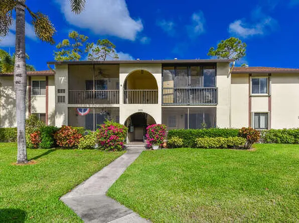 305 Knotty Pine Circle #D-2, Greenacres, FL 33463