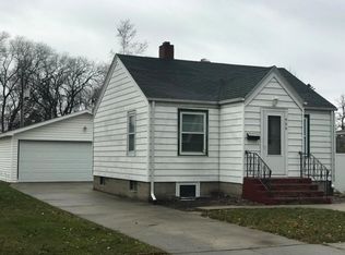 906 S 9th St, Grand Forks, ND 58201