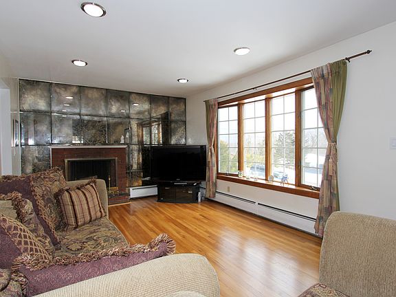 4th image of 2853 Birch St