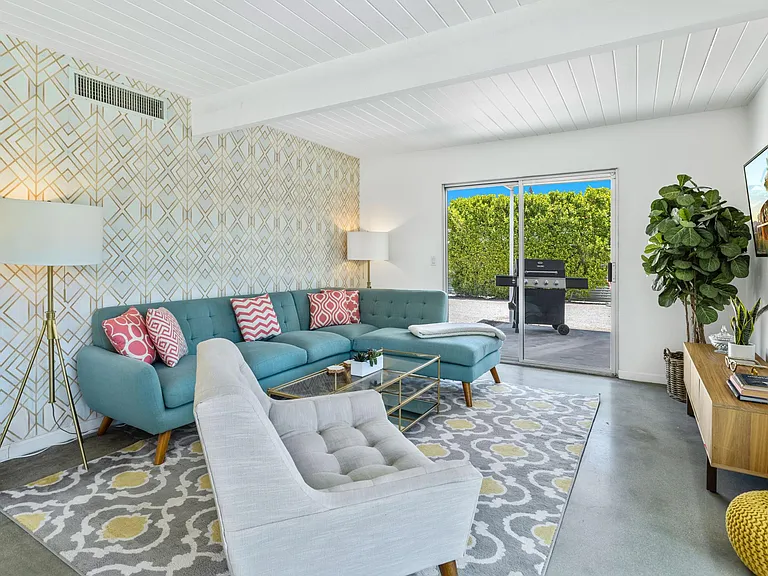 483 E Francis Dr — Photo 11