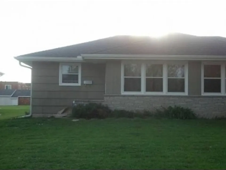 704 Robinwood Ln