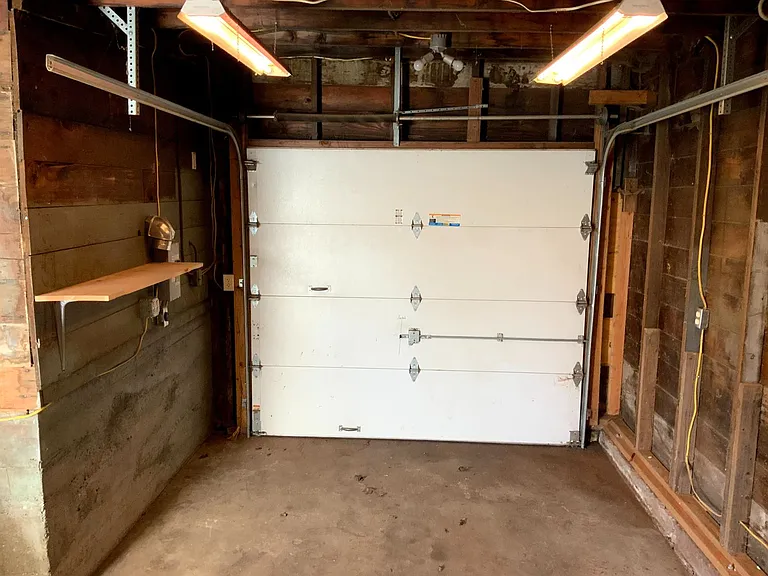 4 Bedroom, 1.5 Bath House — Photo 36