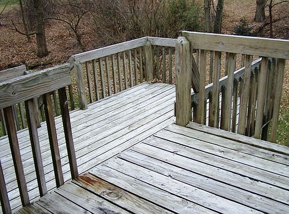 Two-tiered deck