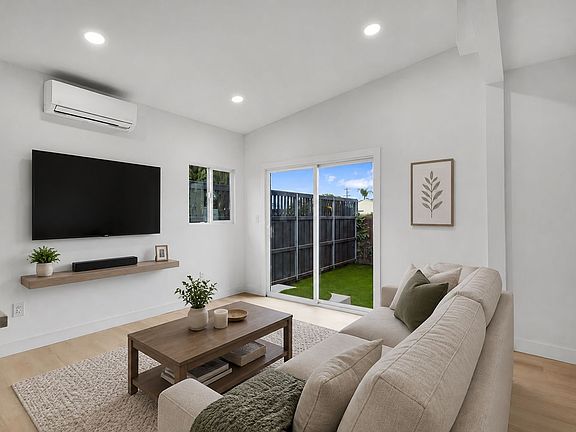 2nd image of 3631 Maple St #3631