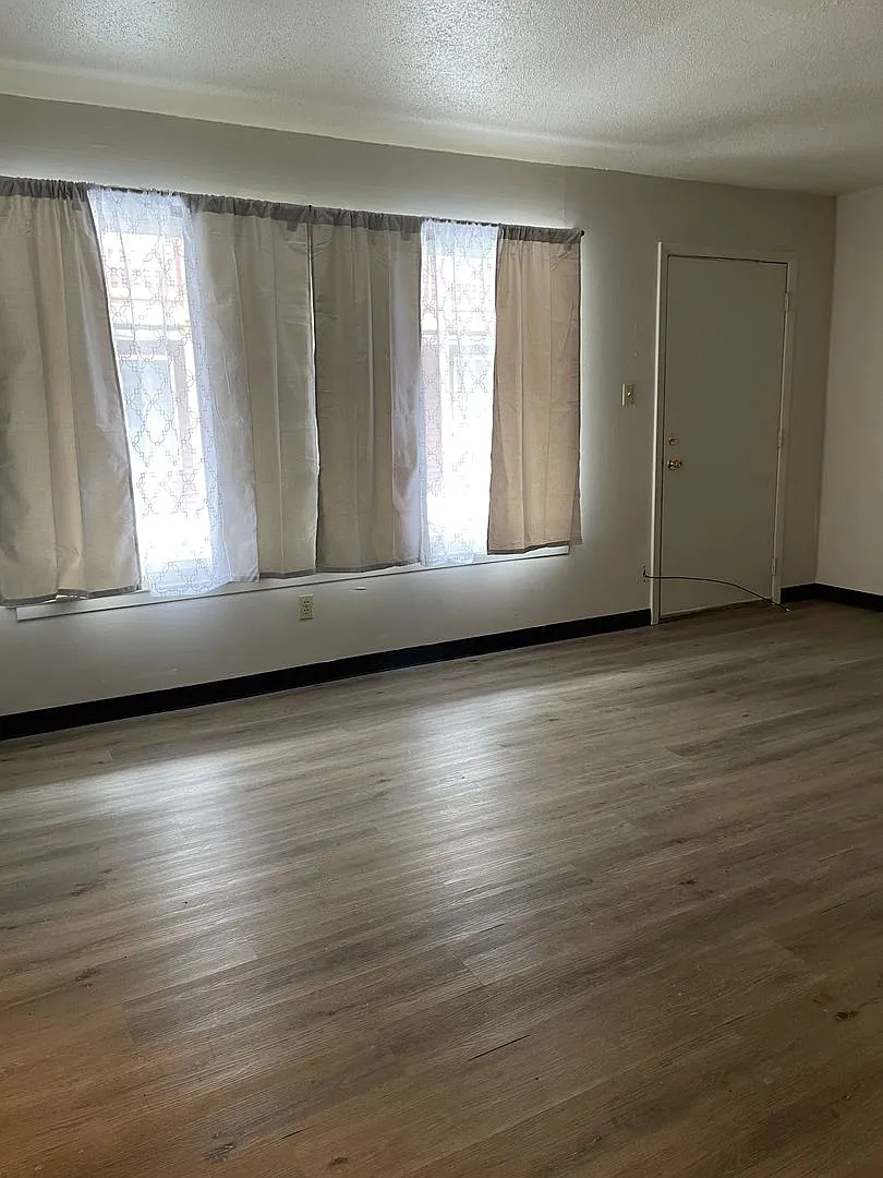 Knollridge Garden Apartments — Photo 2