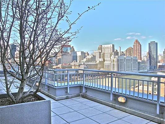 Rented by Sotheby's International Realty | media 32