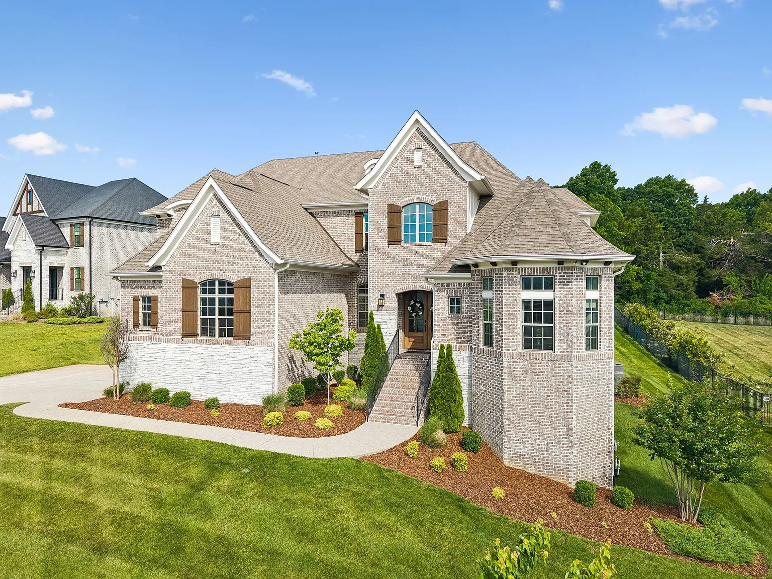 5 bed, 7.0 bath, 5575 sqft, $12,500 — Photo 3