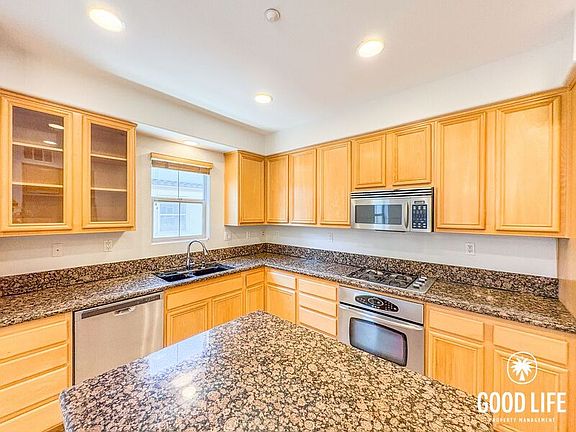 3rd image of 372 Plateau Ave