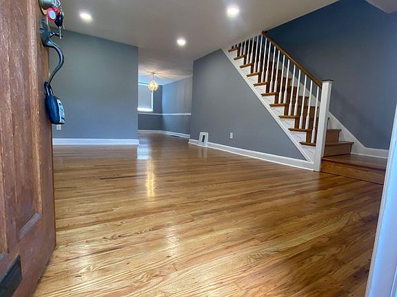 4th image of 7338 Woodcrest Ave