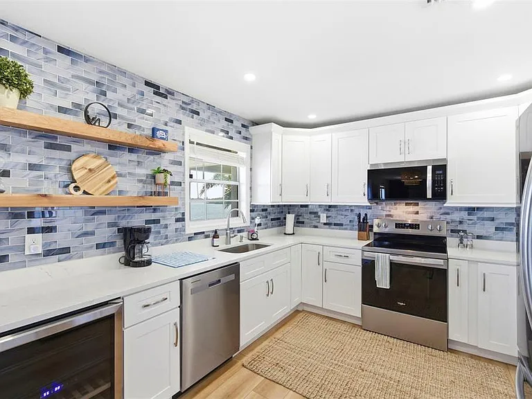 201 Pompano Dr SE #C — Photo 5