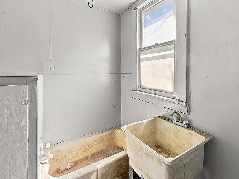 731 E Florida St — Photo 4