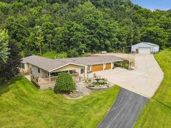 2334 Long View Ln, Harpers Ferry, IA 52146