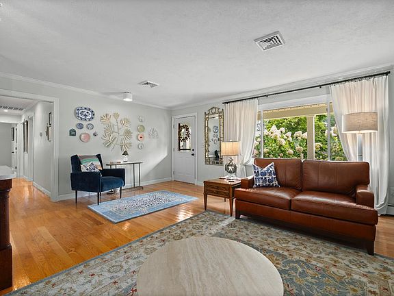 3rd image of 207 Cincinnati Ave