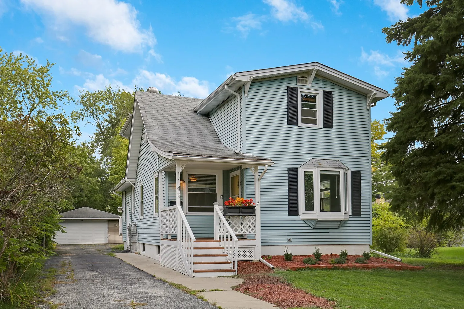 1142 E Madison St photo 1