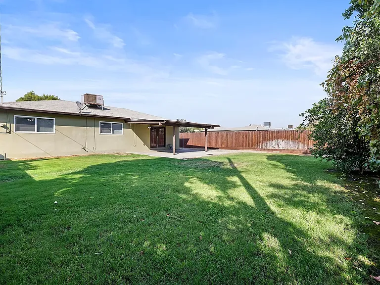 4335 W Tulare Ave — Photo 27