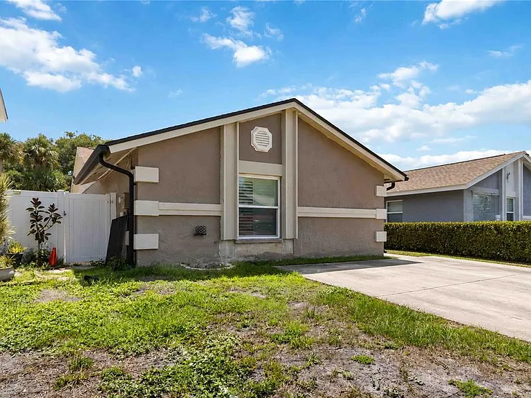 10327 Parkcrest Dr — Photo 2