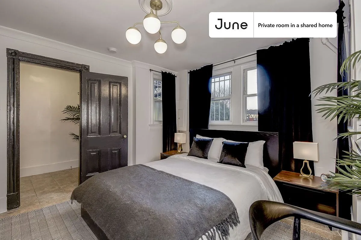 Queen bedroom in 3 bed/2 bath home in Capitol Hill #179 GA — Photo 1