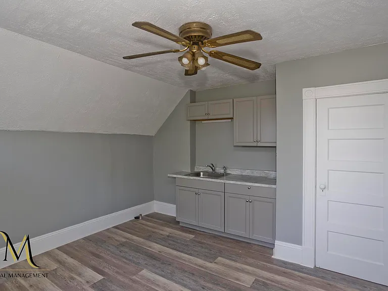 122 Fort Pleasant Ave #3 — Photo 2