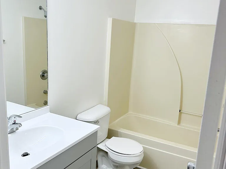 708 E Utica St #B — Photo 12
