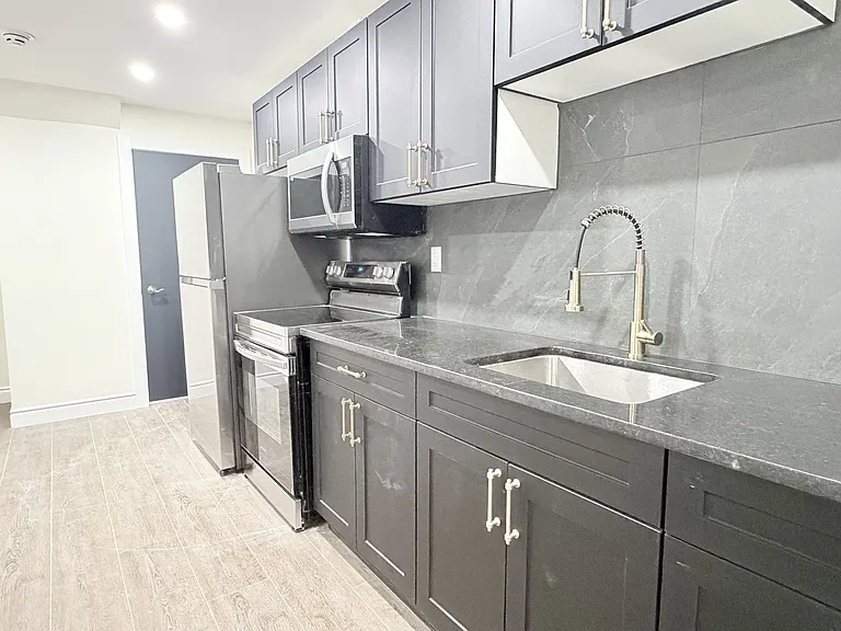 691 Ouellette Ave #7 — Photo 3