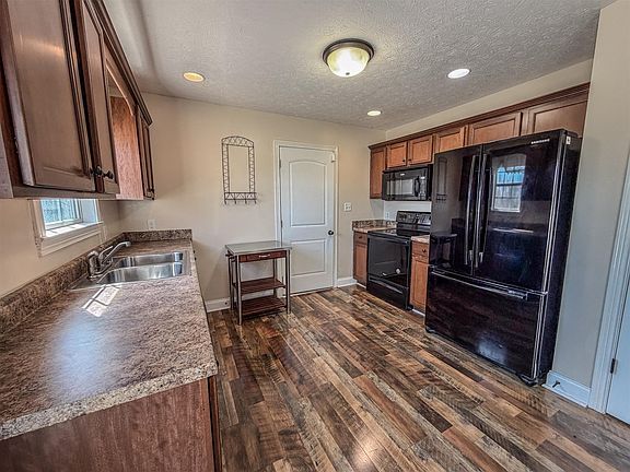 3rd image of 372 Hilton Way