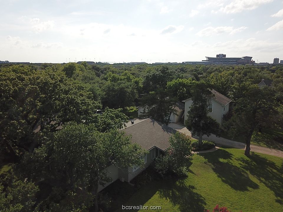 1st image of 1004 S Dexter Dr
