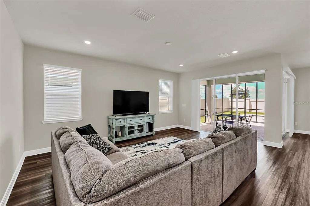 4 bed, 2.0 bath, 2041 sqft, $3,800 — Photo 3
