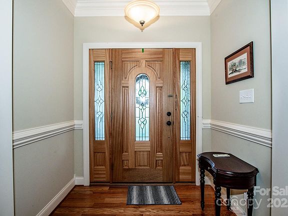 5th image of 227 Donsdale Dr