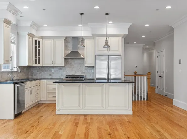 615 E 6th St #1, South Boston, MA 02127