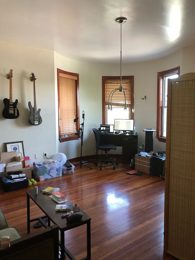 No Brokers Fee, In-Unit Washer and Dryer, Eat-in Kitchen, Stainless Steel Appliances, Porch — Photo 4