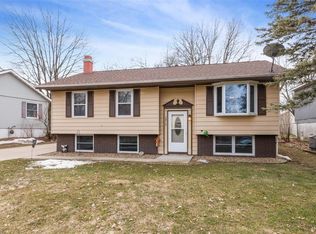 3815 Blue Mound Dr NE, Cedar Rapids, IA 52402