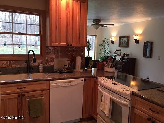 3rd image of 2125 Fox Mountain Dr