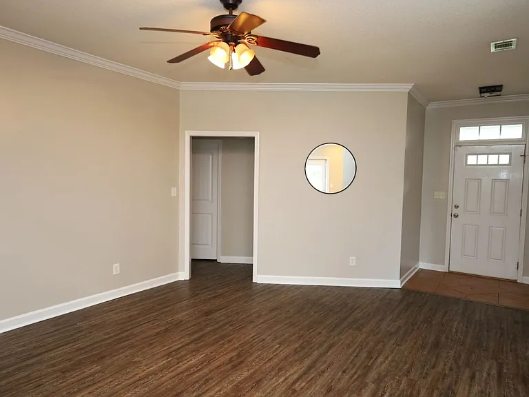 5313 Vine Dr — Photo 2