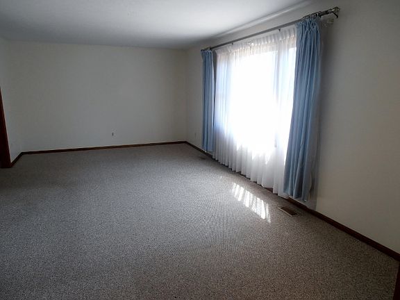 3rd image of 281 Braewood Dr