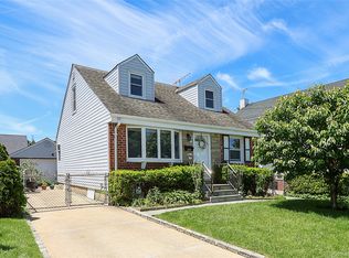 251 McKinley Pkwy, Mineola, NY 11501