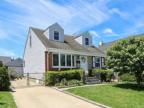 251 McKinley Parkway, Mineola, NY 11501