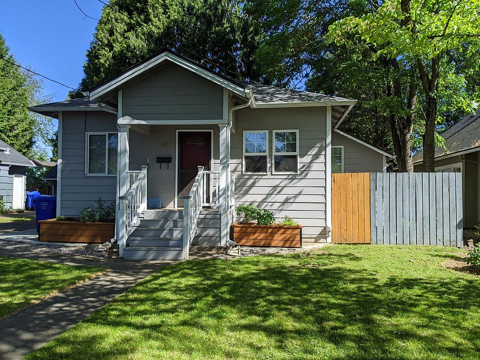 Cute Bungalow close to transit and business areas. Great biking neighborhood!