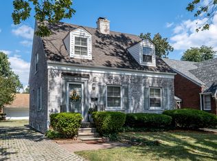 1776 Hampton Rd, Grosse Pointe Woods, MI 48236