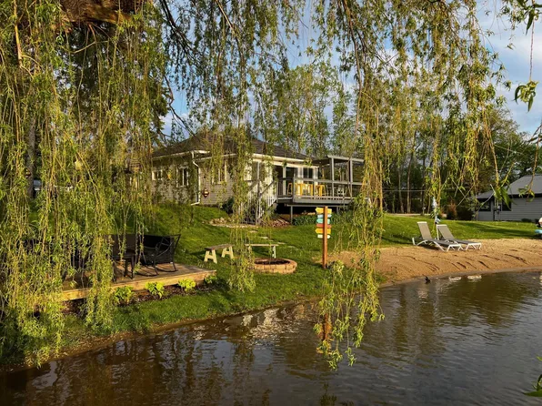 9940 Galatian Dr, Whitmore Lake, MI 48189